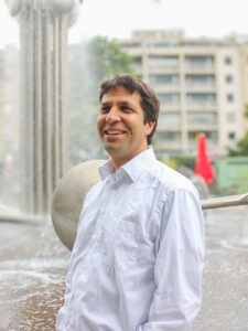 Sven Tamer Forst, Mann mit braunen kurzen Haaren mittleren Alters vor dem Brunnen am Kölner Ebertplatz