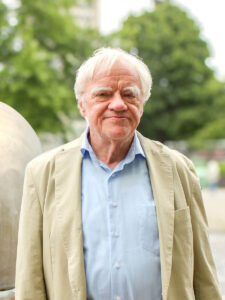 Portrait des Rechtsanwalt Eberhard Reinecke. Ein älterer Mann mit weißen Haaren