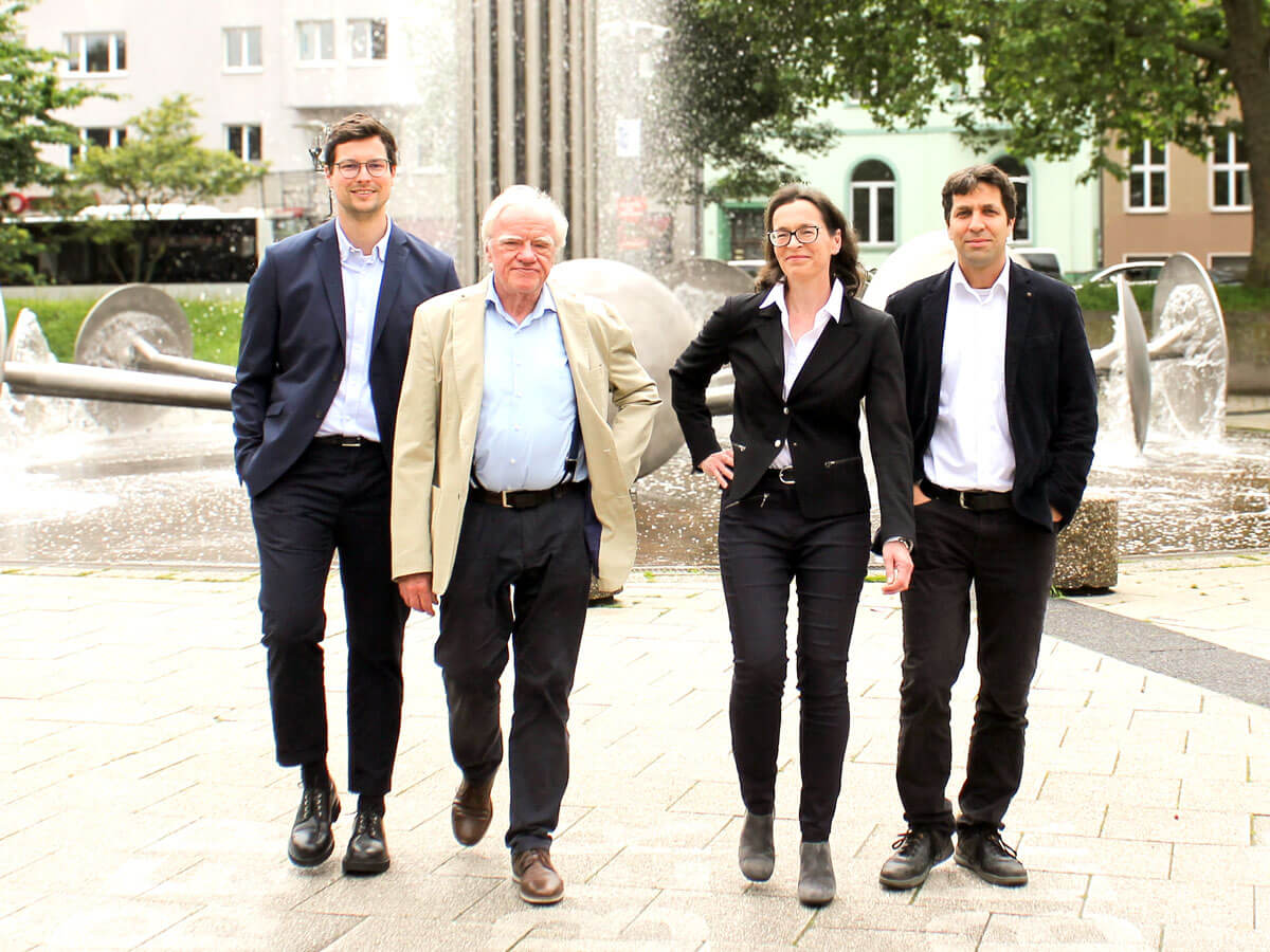 Die Anwälte vom Anwaltsbüro am Ebertplatz, vor dem Brunnen am Ebertplatz von links: Jakob Heering, Eberhard Reinecke, Sybille Krenzel, Sven Tamer Forst