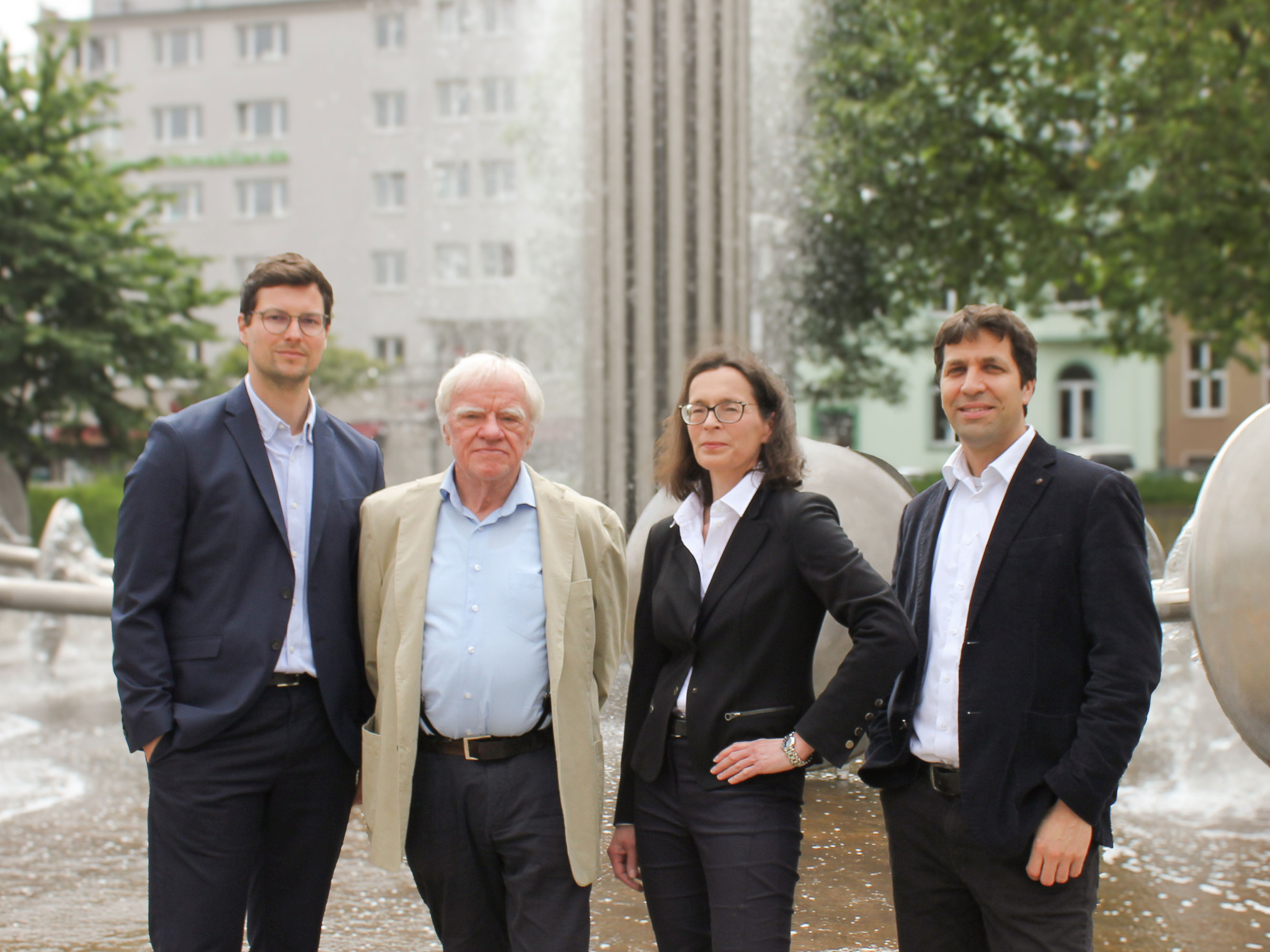 Die Anwälte vom Anwaltsbüro am Ebertplatz, vor dem Brunnen am Ebertplatz von links: Jakob Heering, Eberhard Reinecke, Sybille Krenzel, Sven Tamer Forst